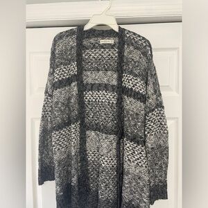 Abercrombie back and white cardigan